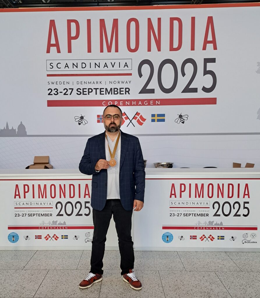 Роман Двикалюк з бронзовою медаллю World Beekeeping Awards на Конгресі Апімондії 2025 у Копенгагені