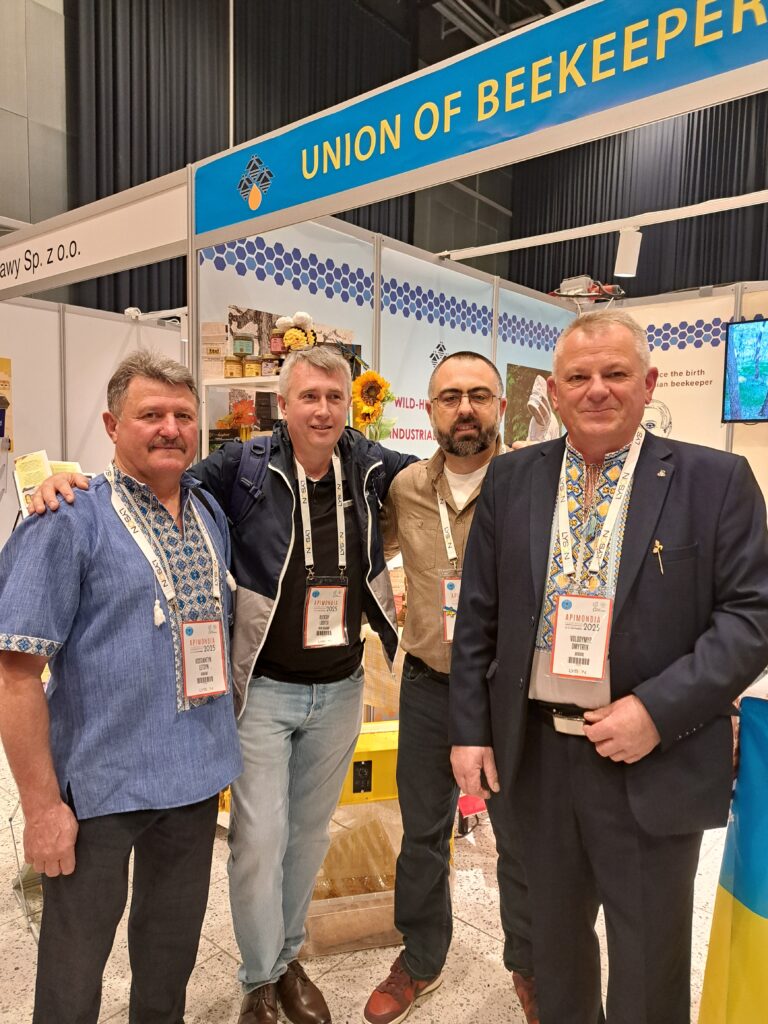 Українські представники бджільницької галузі на стенді Спілки пасічників України під час Apimondia 2025 у Копенгагені