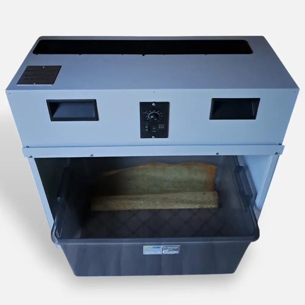 Front view of equipment for cleaning propolis collection tools.