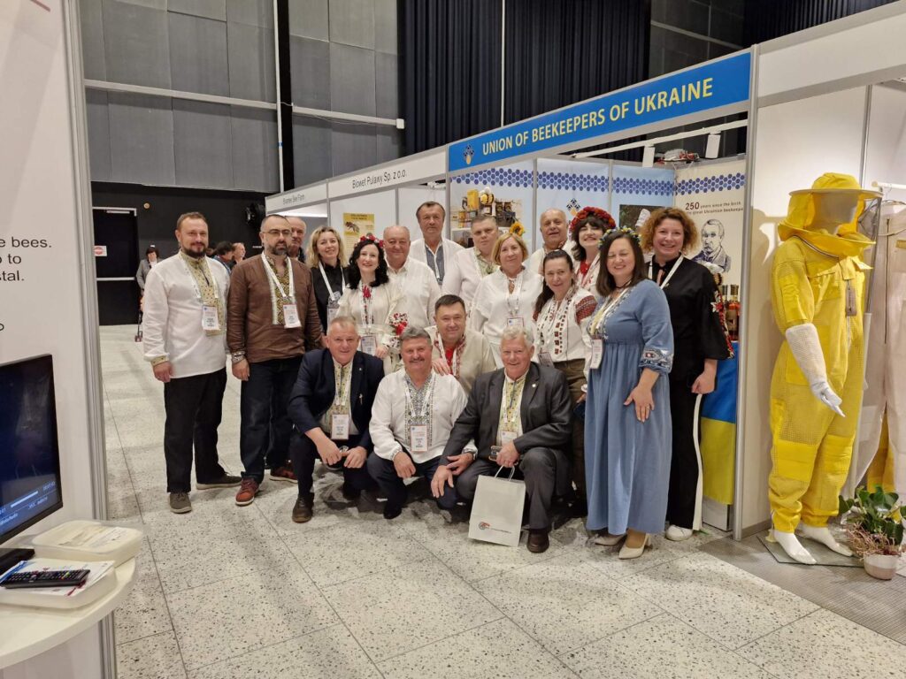 Українська делегація та представники Спілки пасічників України на Конгресі Апімондії 2025 у Копенгагені
